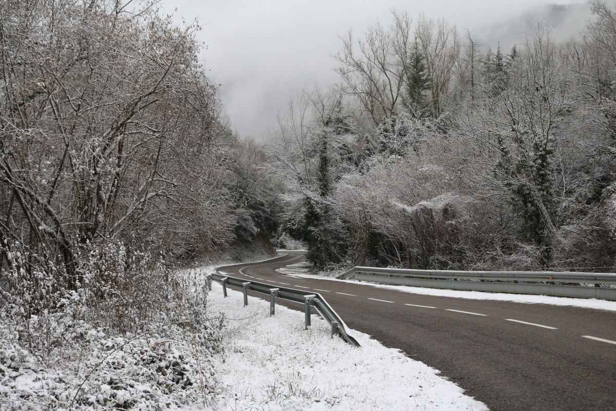 La carretera de Bracons en la nevada que va caure fa quinze dies a la comarca