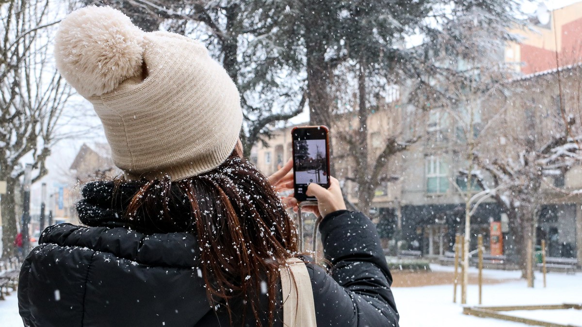 Una noia fotografiant la nevada a Sant Hilari.