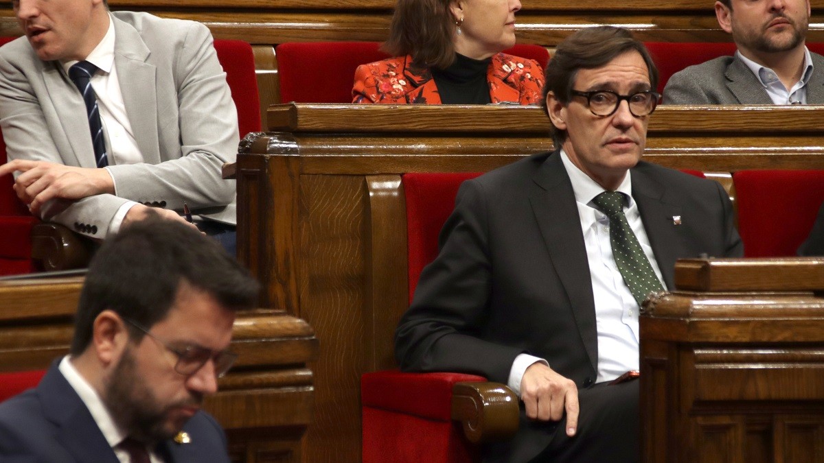 Salvador Illa observa Pere Aragonès durant el ple del Parlament.