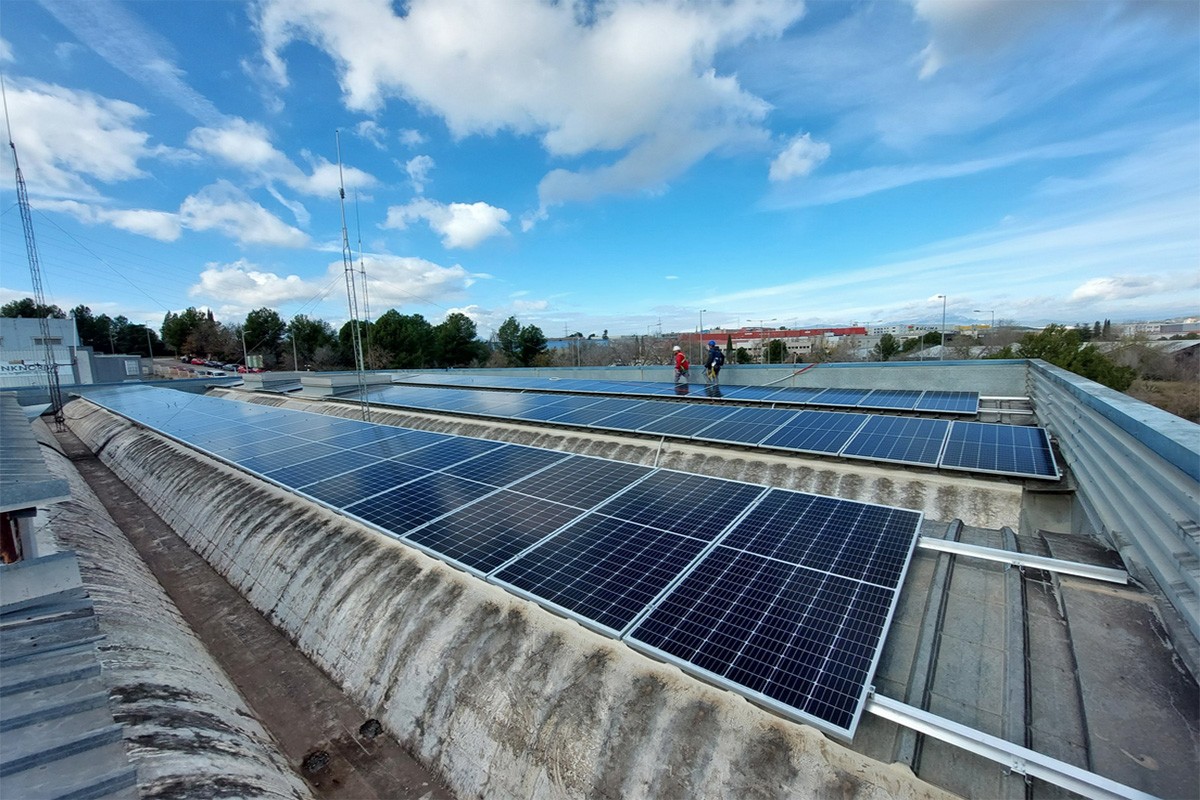 Els panells solars al centre d'operacions d'Agbar a Rubí