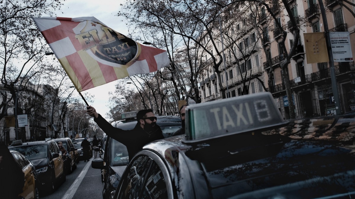 Els taxistes col·lapsen el centre de Barcelona per pressionar el Govern