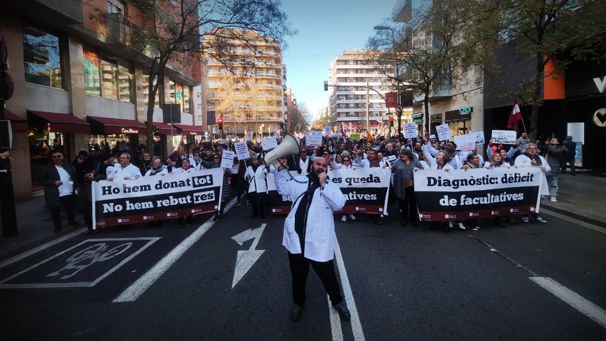 La manifestació dels metges al centre de Barcelona