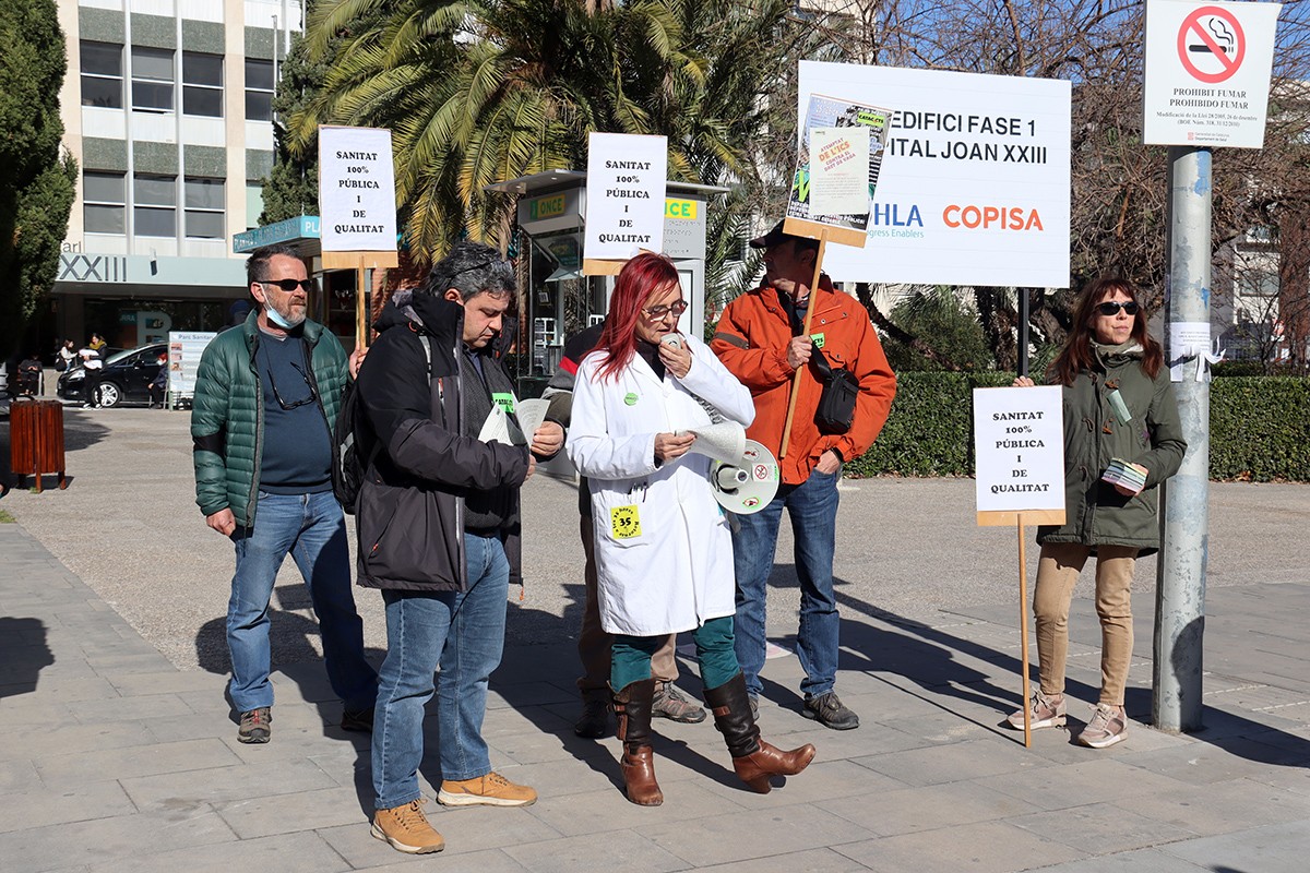 El sindicat CATAC-CTS concentrat davant les portes de l'Hospital Joan XXIII de Tarragona.