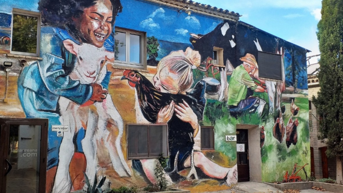 Un dels murals a La Manreana