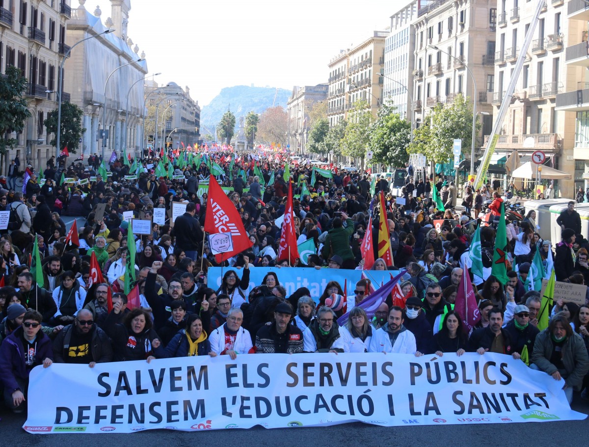 Capçalera de la manifestació a Barcelona amb la pancarta 'Salvem els serveis públics. Defensem l'educació i la sanitat'