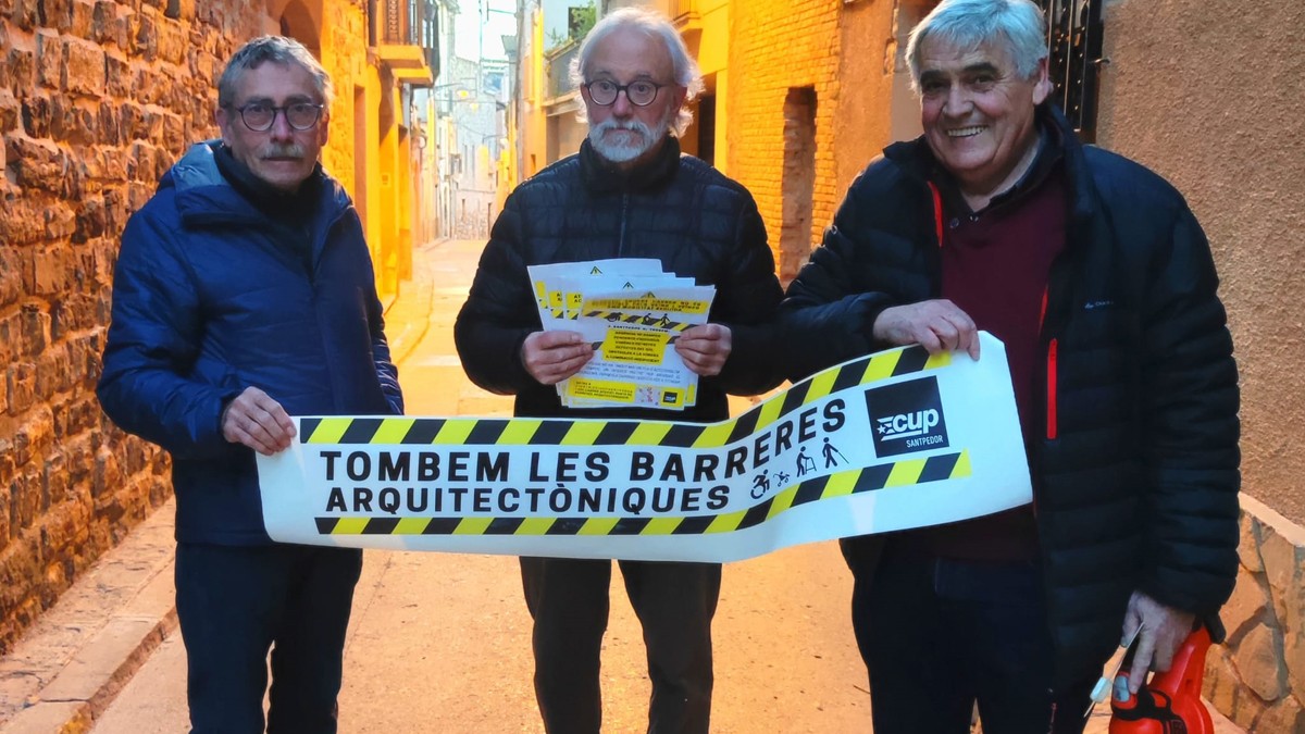 Membres de la CUP Santpedor fent campanya contra les barreres arquitectòniques