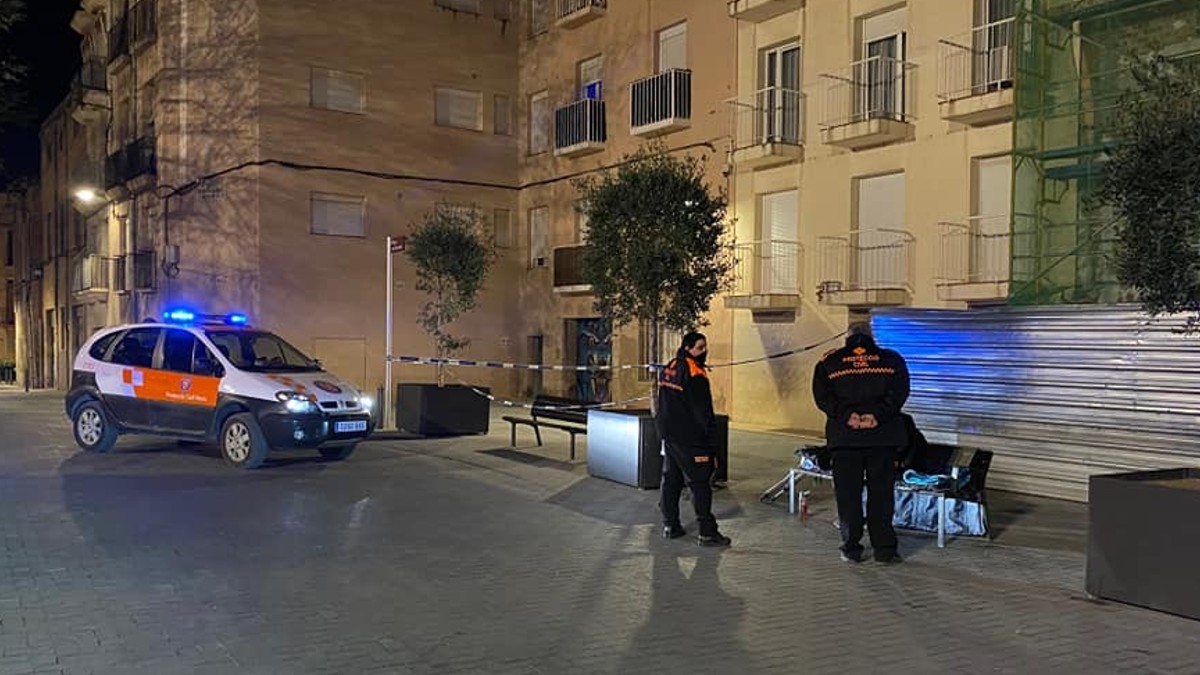 Efectius de Protecció Civil atenen una persona a la plaça del Baluard, fa unes nits
