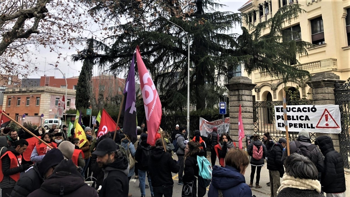 La manifestació d'aquest matí a Manresa per reclamar millores laborals en els sectors educatiu i sanitari ha aplegat un centenar llarg de persones