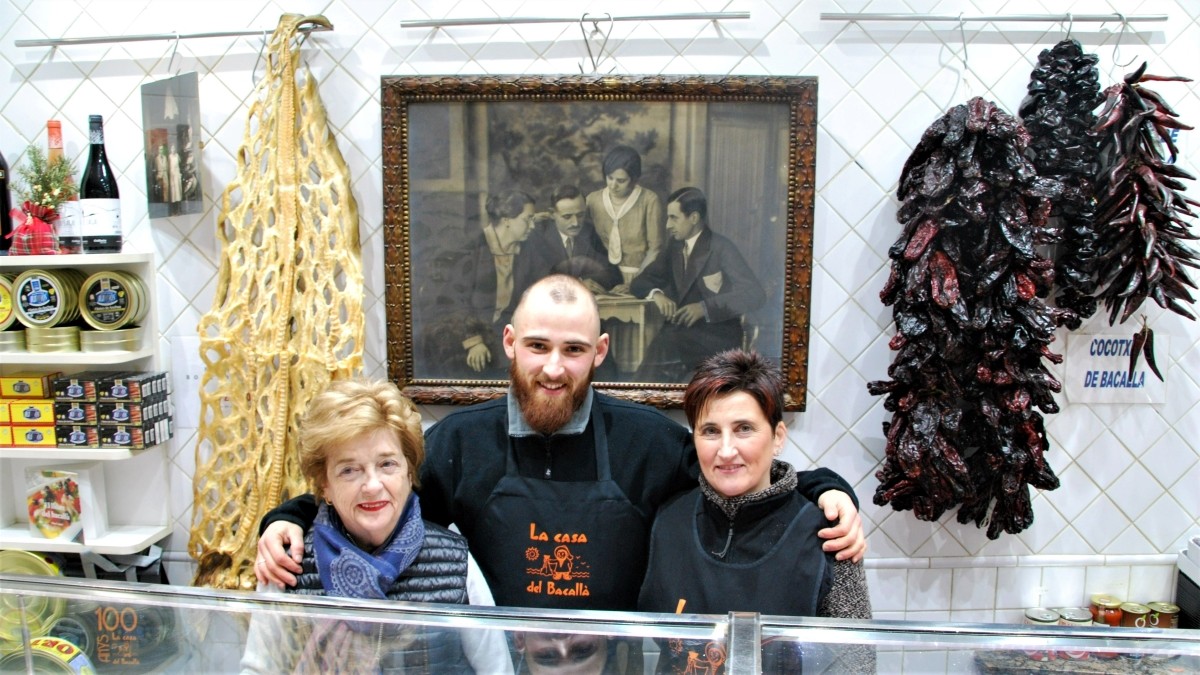 Montserrat Fontanet, Miquel Ventura i Elisenda Sitjes, les tres darreres generacions de La Casa del Bacallà