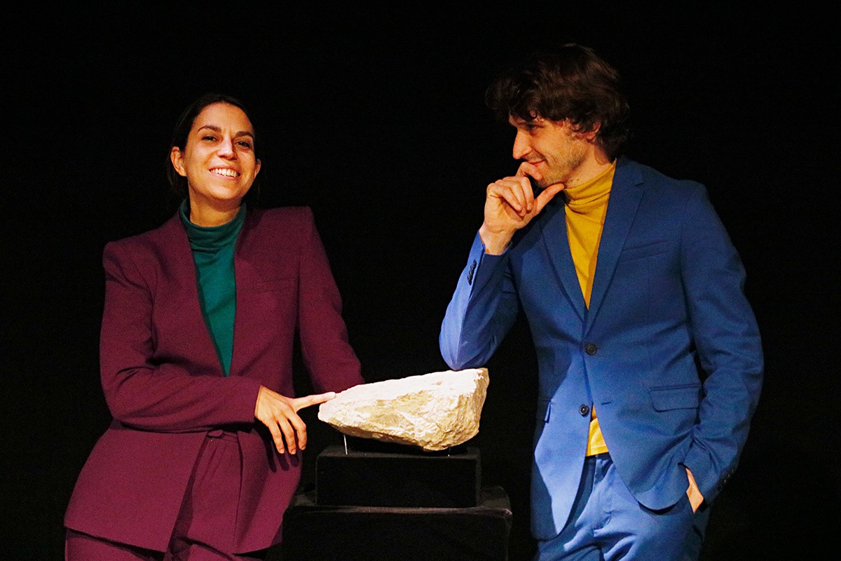 Pau Ferran i Bàrbara Roig interpreten Lot 5 6 Pedra que parteix del robatori d'una llamborda de la plaça Mercadal el 2021.