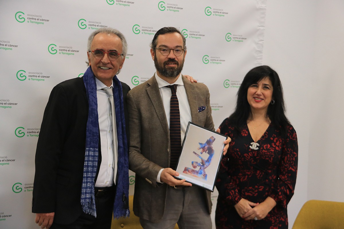 El president de l'Associació Contra el Càncer de Tarragona, Fede Adán, el doctor Jorge Joven i la patrona de la Fundació Científica de l'AECC, Meritxell Arenas, entreguen la subvenció de 150.000 euros a la recerca sobre el càncer de mama metastàsic.
