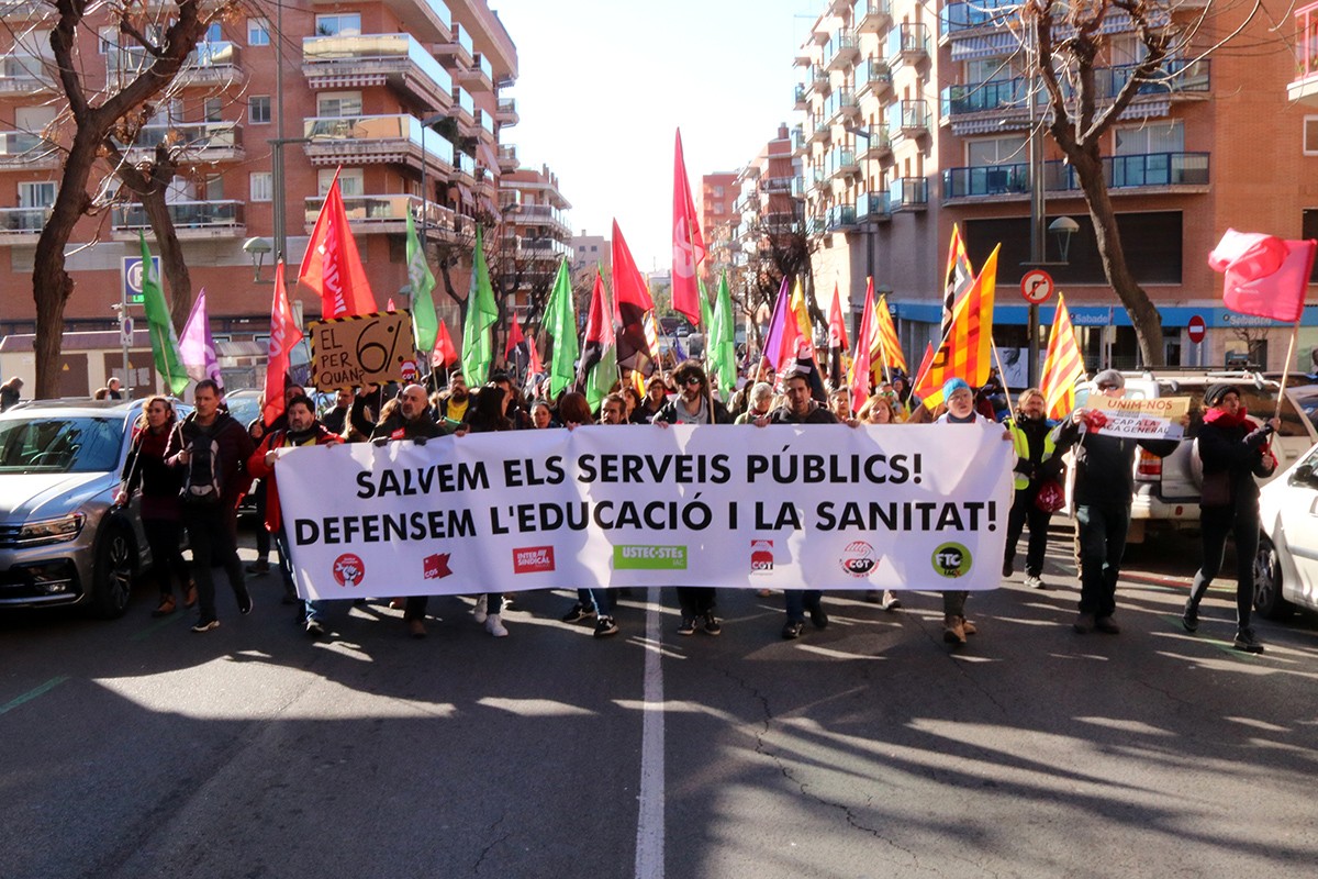 Una de les pancartes subjectades pel centenar de persones que s'han manifestat a Tarragona en defensa de la sanitat i educació públics.