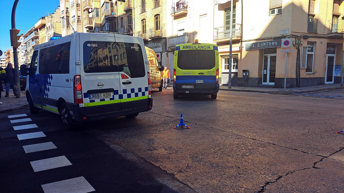 Vehicles policial i ambulància, amb la furgoneta implicada i la víctima al centre