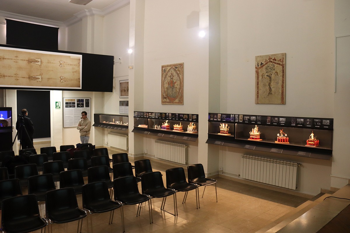 Dues de les pintures exposades en les parets del Museu Bíblic Tarraconense.