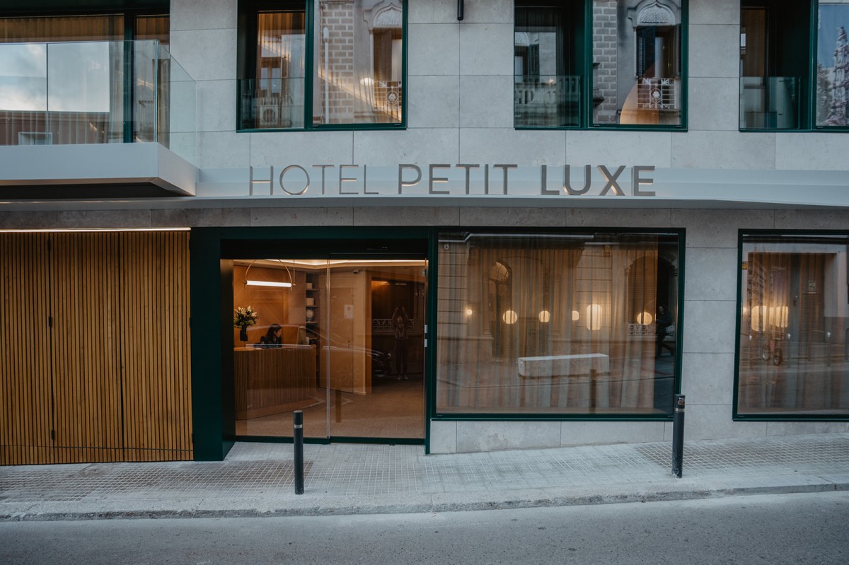 La façana de l'hotel Petit Luxe, al carrer del Teatre, 3