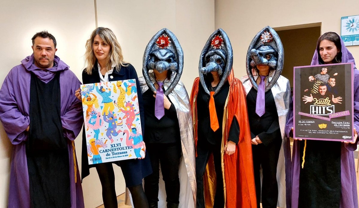 L'Entitat Cultural El Porronet, comparsa guanyadora de l'any passat, i Sandra Carrera, guanyadora del concurs de cartell de Carnestoltes d'enguany