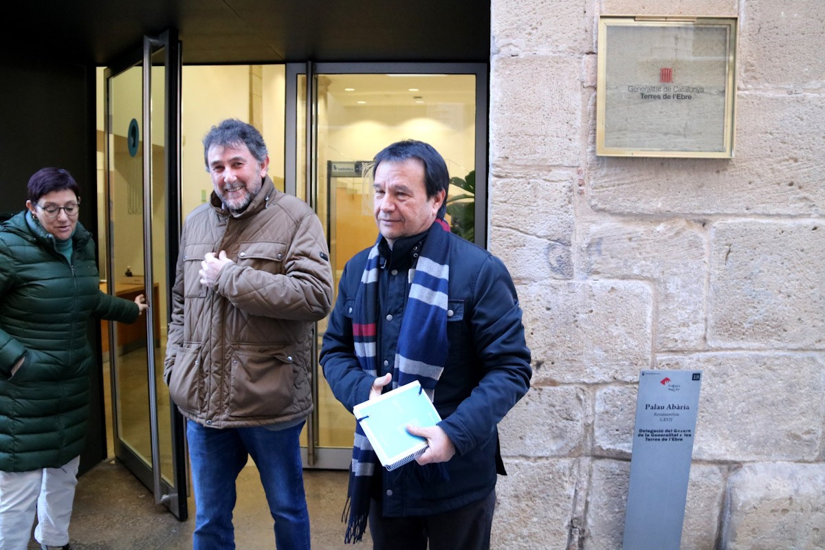 El diputat del PSC, Joaquim Paladella, i el secretari d'Acció Política del PSC a l'Ebre, Francesc Miró, sortint la seu del Govern després de al reunió amb el delegat Albert Salvadó  