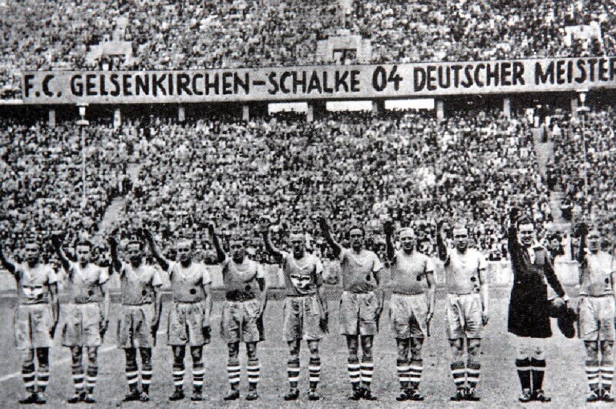 Els jugadors del Schalke 04 realitzen la salutació nazi 