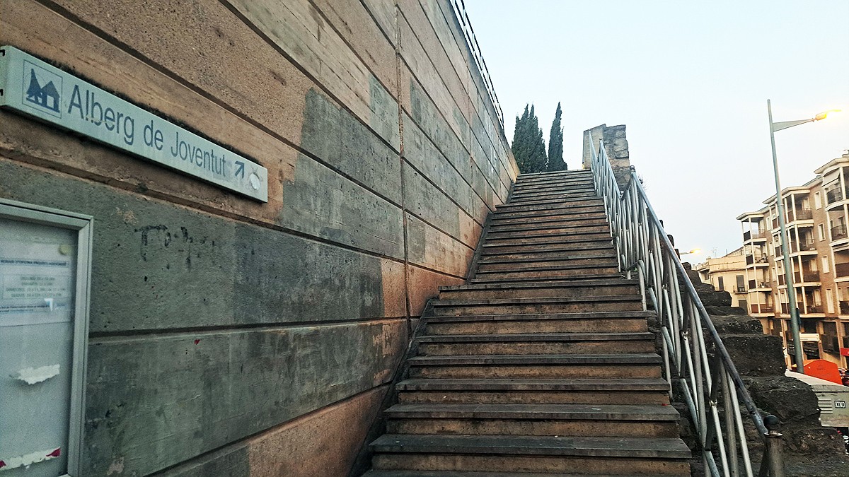 Escales d'accés a la plaça Milcentenari des de la plaça Europa