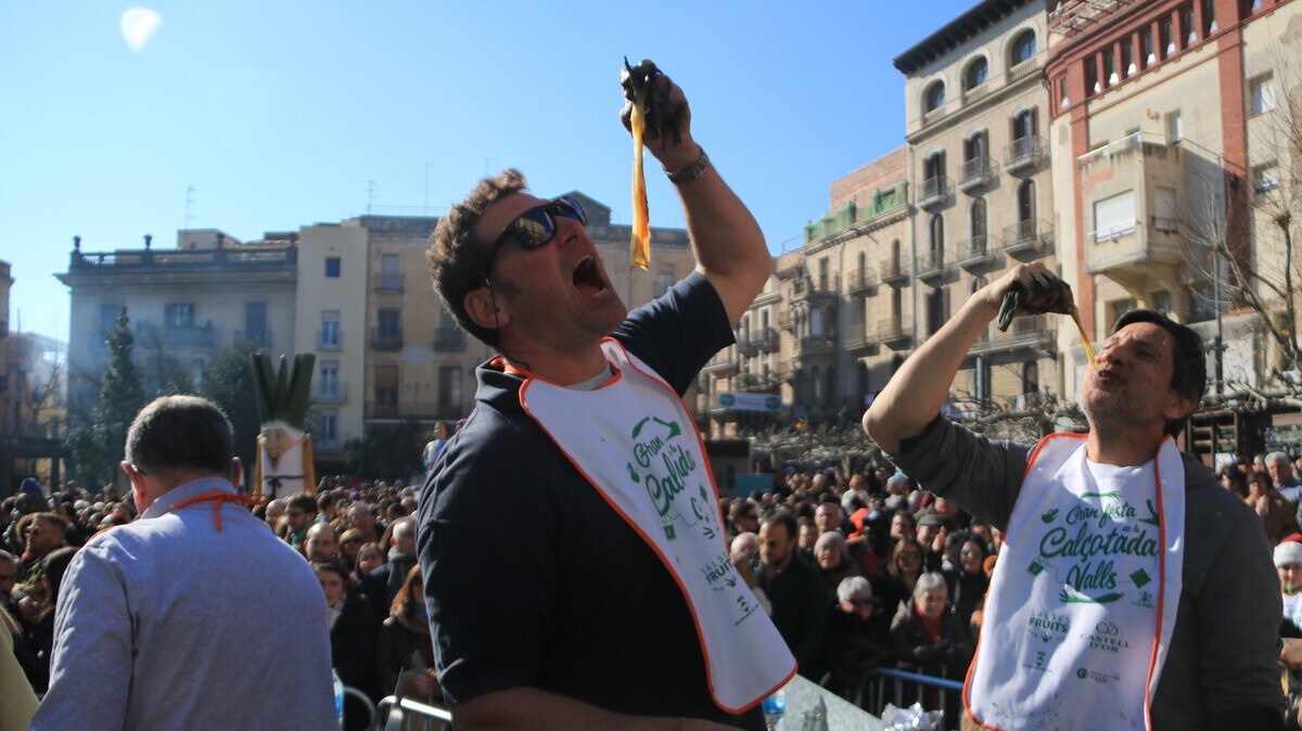 El barceloní Adrià Wegrzyn -al centre- torna a coronar-se com a guanyador del concurs de menjar calçots de Valls