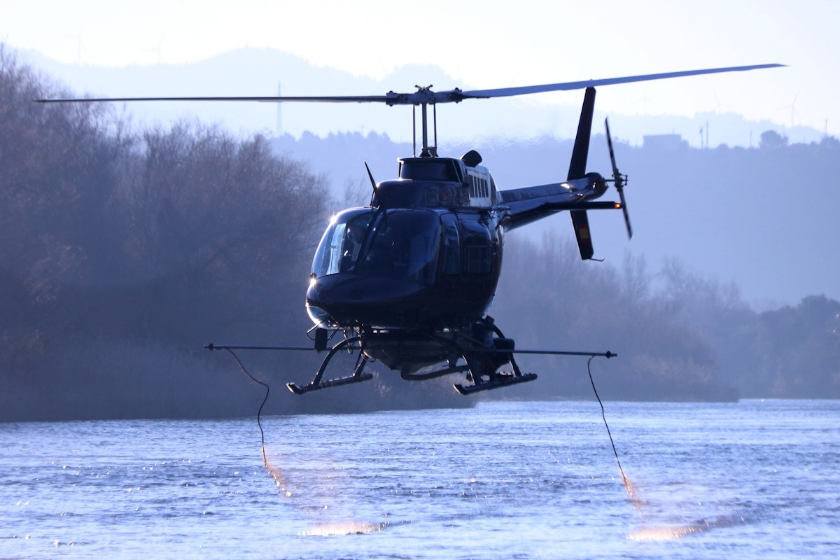 L'helicòpter del COPATE buidant la càrrega de larvicida contra la mosca negra al riu Ebre, a l'altura de Xerta  