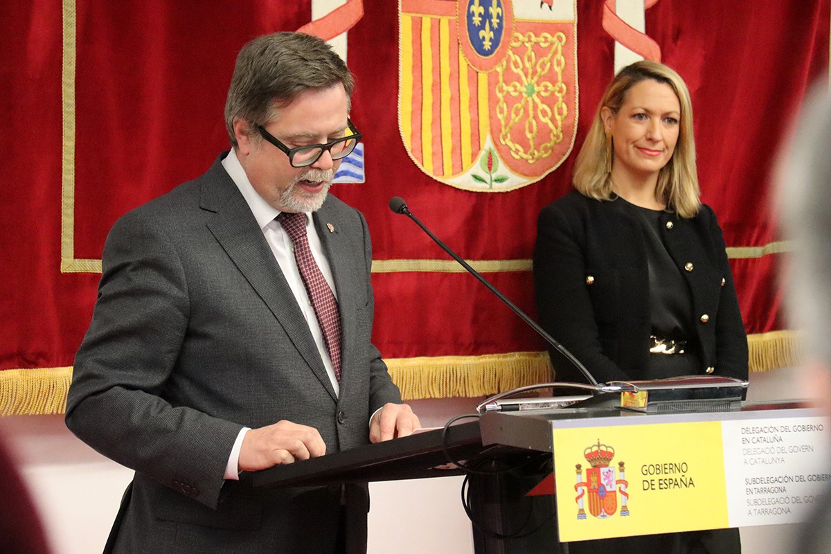 El nou subdelegat del govern espanyol a Tarragona, Santiago Castellà, acompanyat de la delegada del govern espanyol a Catalunya, Maria Eugènia Gay, en la presa de possessió.