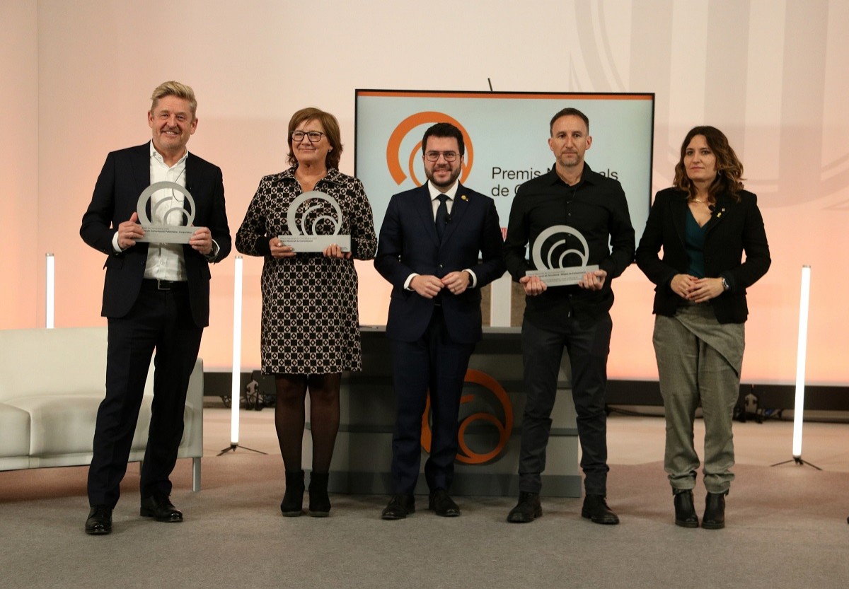 Els guanyadors dels Premis Nacionals de Comunicació 2022, amb el president de la Generalitat, Pere aragonès, i la consellera de la presidència, Laura Vilagrà