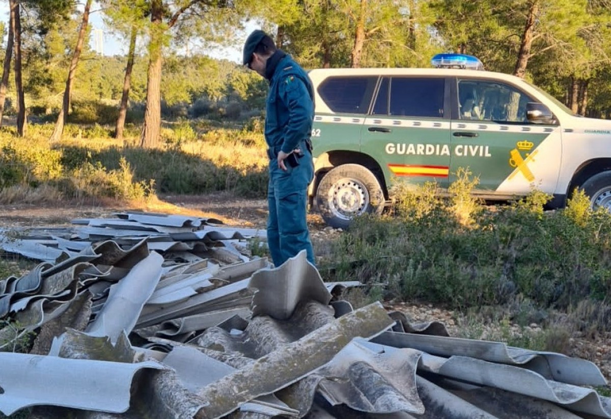 Restes d'uralita localitzades en un abocador il·legal a El Perelló 