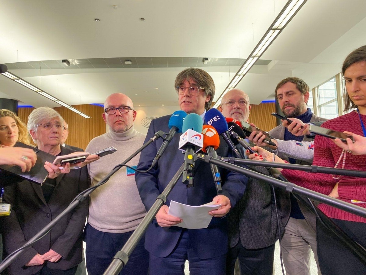 Carles Puigdemont, amb la resta d'exiliats i els seus advocats, al Parlament Europeu