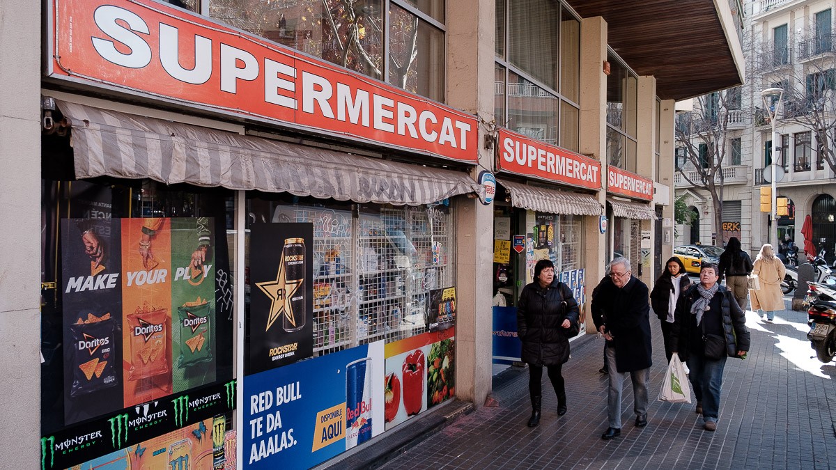 Un supermercat al carrer Sepúlveda, al barri de Sant Antoni.