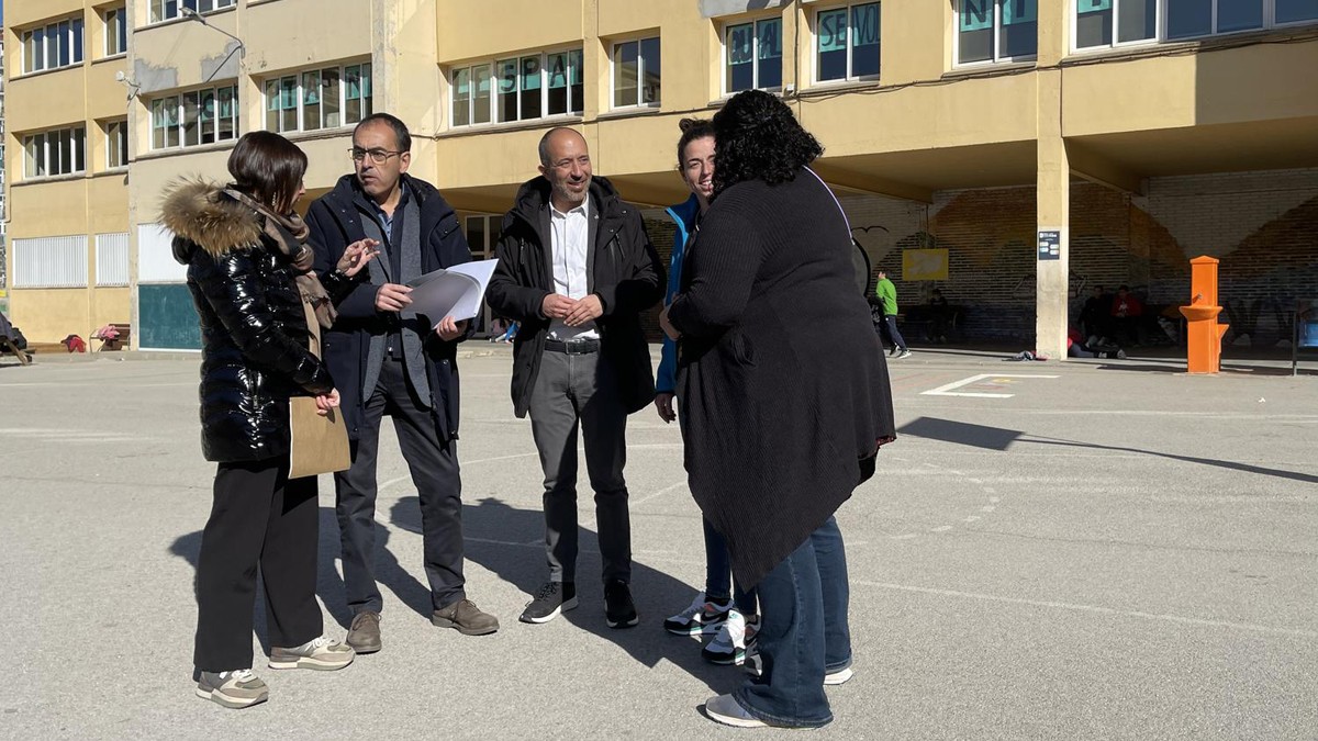 D'esquerra a dreta, Gemma Boix, Josep Gili i Marc Aloy, amb responsables de l'equip directiu de L'Escola La Font