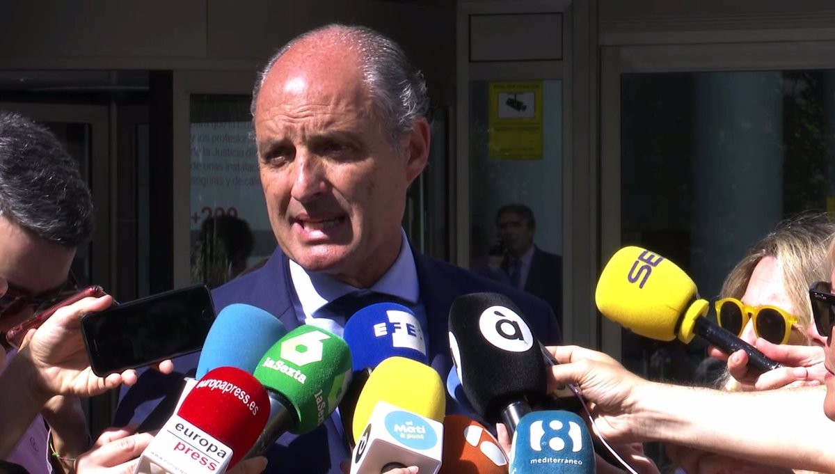 L'expresident valencià Francisco Camps atenent els mitjans aquest dimarts.