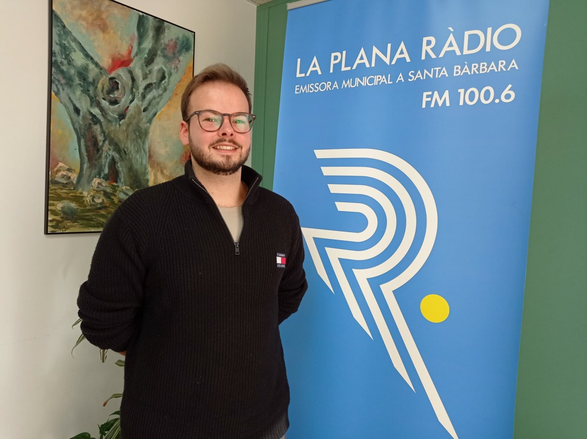 Joan Ibáñez Fort durant l'entrevista a la Plana Ràdio, al seu poble, Santa Bàrbara 