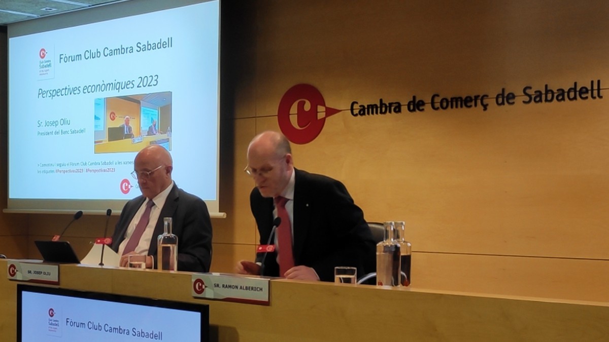 La xerrada d'Oliu, acompanyat del president de la Cambra de Comerç de Sabadell, Josep Oliu