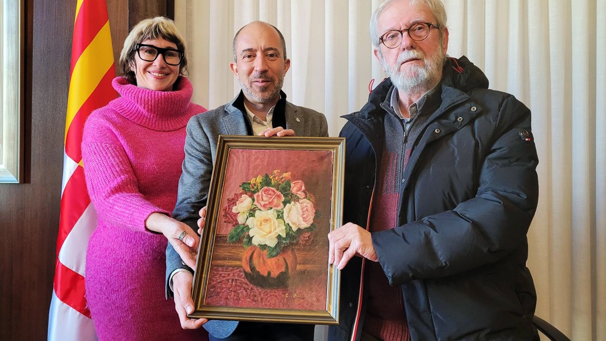 Marcel Amat cedint l'obra «Flors», de Concepció Piniella a l'ajuntament de Manresa