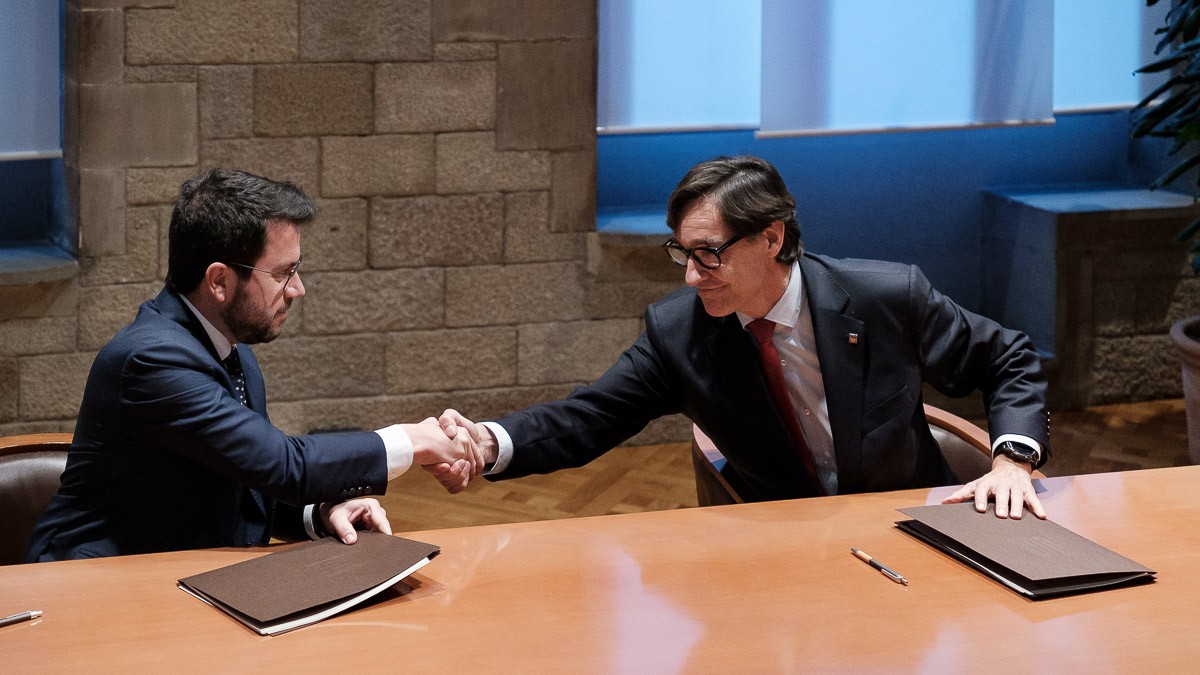 Pere Aragonès i Salvador Illa, en la signatura de l'acord pels pressupostos 2023.