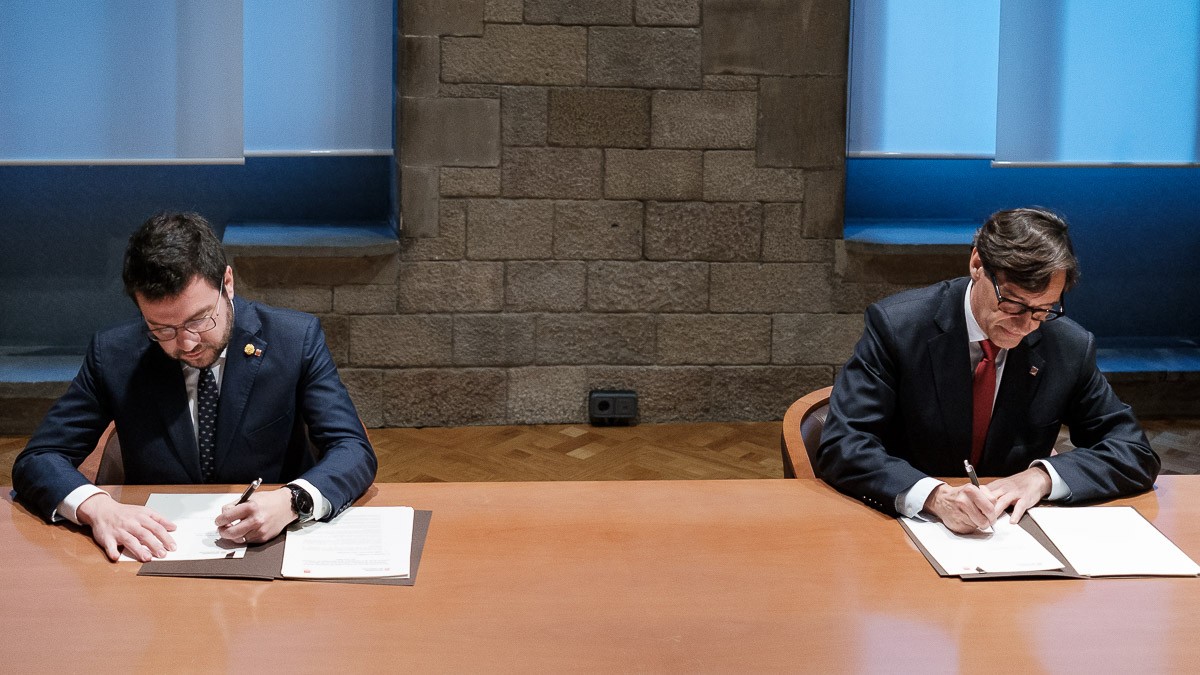 Pere Aragonès i Salvador Illa, en la signatura de l'acord pels pressupostos 2023