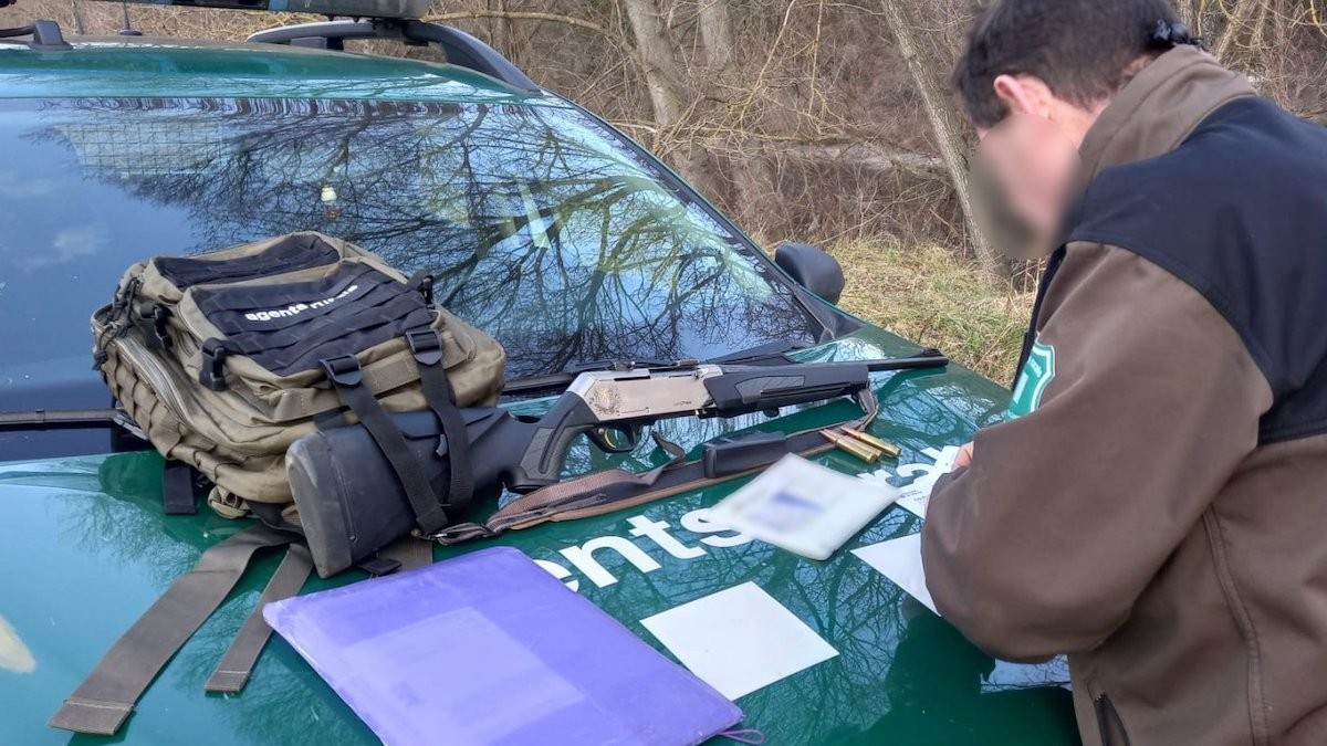 Imatge de l'arma semiautomàtica del caçador sancionat