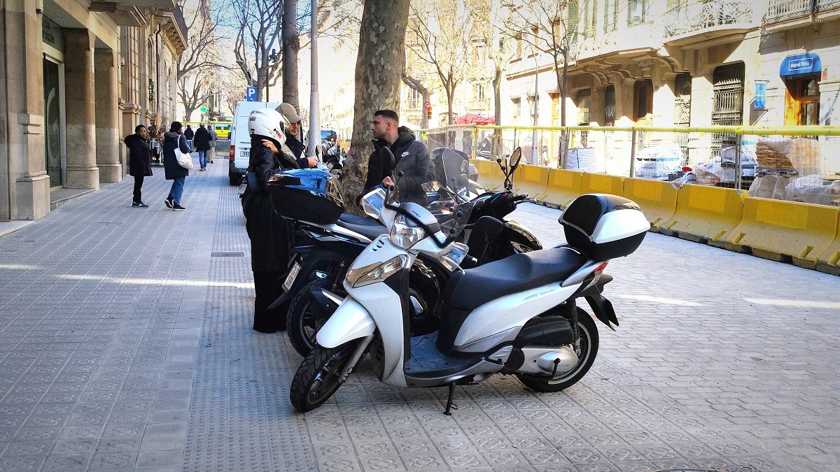 Motos aparcades en el tram pacificat del carrer Girona