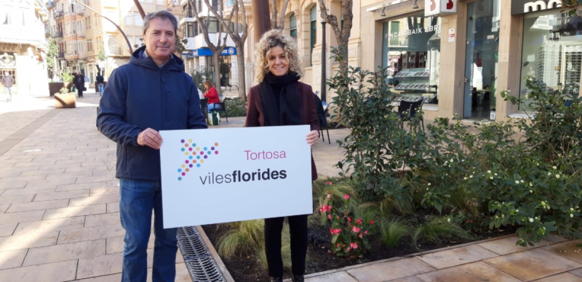 L'alcaldessa de Tortosa, Meritxell Roigé, recollint el distintiu de les Viles Florides