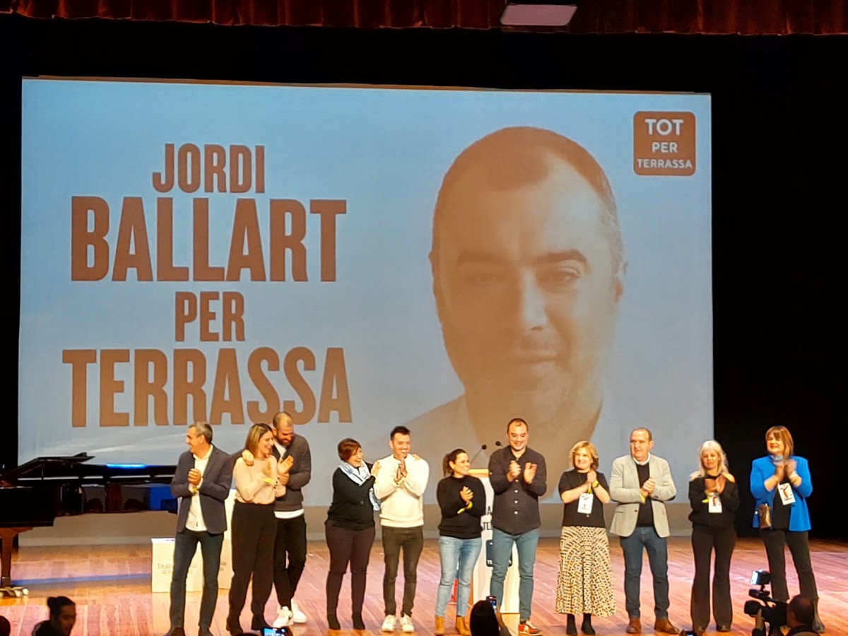 Jordi Ballart i els representants de Tot per Terrassa, sobre l'escenari de LaFACT Cultural