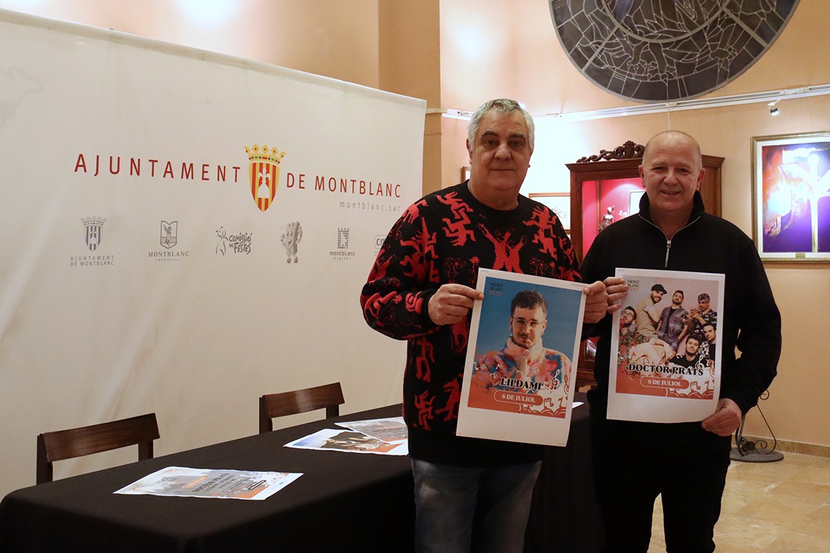 El regidor de Festes de l'Ajuntament de Montblanc, Santi Porta; i el director d'Abril Producciones, Sergi Solís, ensenyant els cartells del certamen.