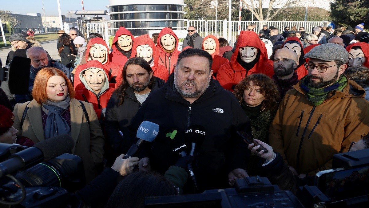 Oriol Junqueras atén els mitjans de comunicació a la porta de la planta de Towa a Martorelles amb un grup de treballadors enfundats en disfresses.