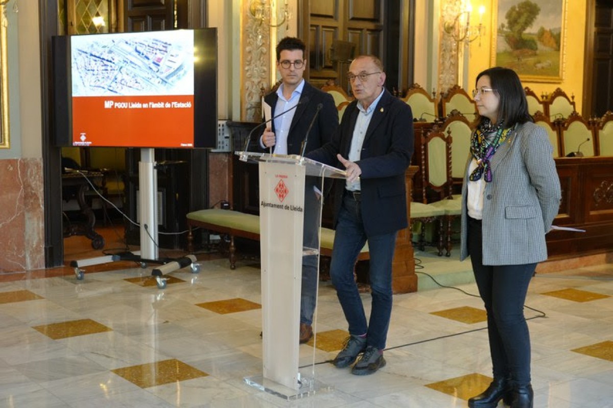 L'alcalde de Lleida, Miquel Pueyo, el tinent d'alcalde Toni Postius i la tinent d'alcalde Jordina Freixanet, en roda de premsa.