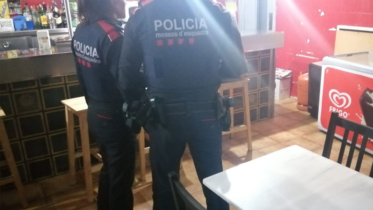 Agents dels Mossos d'Esquadra inspeccionant un bar de Sant Celoni
