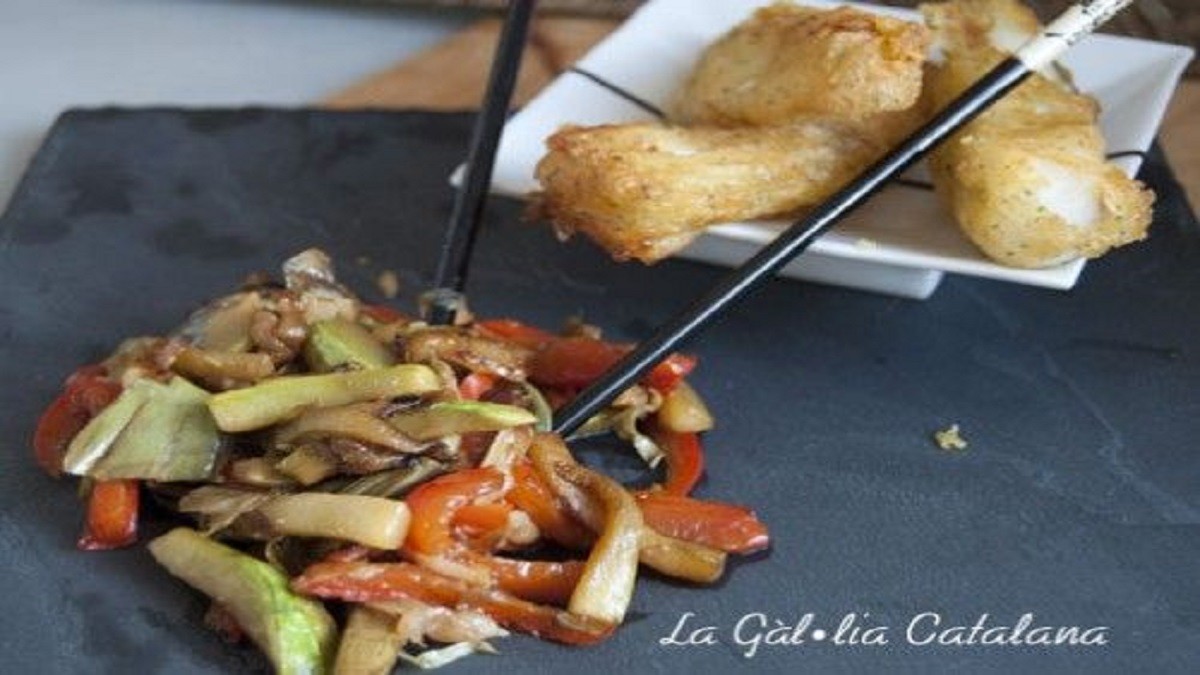 Bacallà amb tempura de cervesa i verduretes cuites al wok.