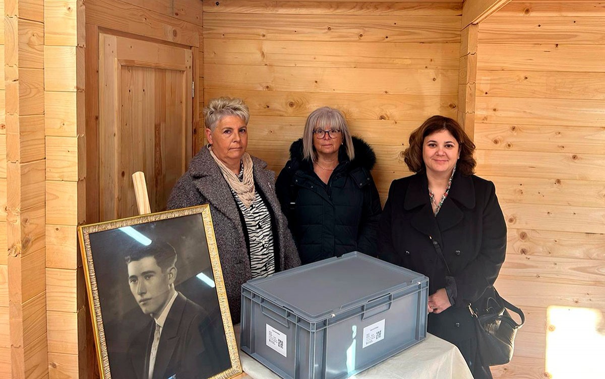 Familiars del soldat republicà Joan Guil amb les seues restes i un retrat.