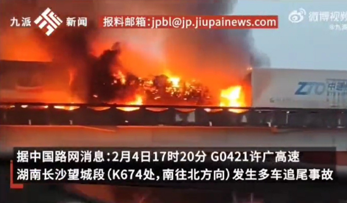 Un camió incendiat a l'accident múltiple a la Xina