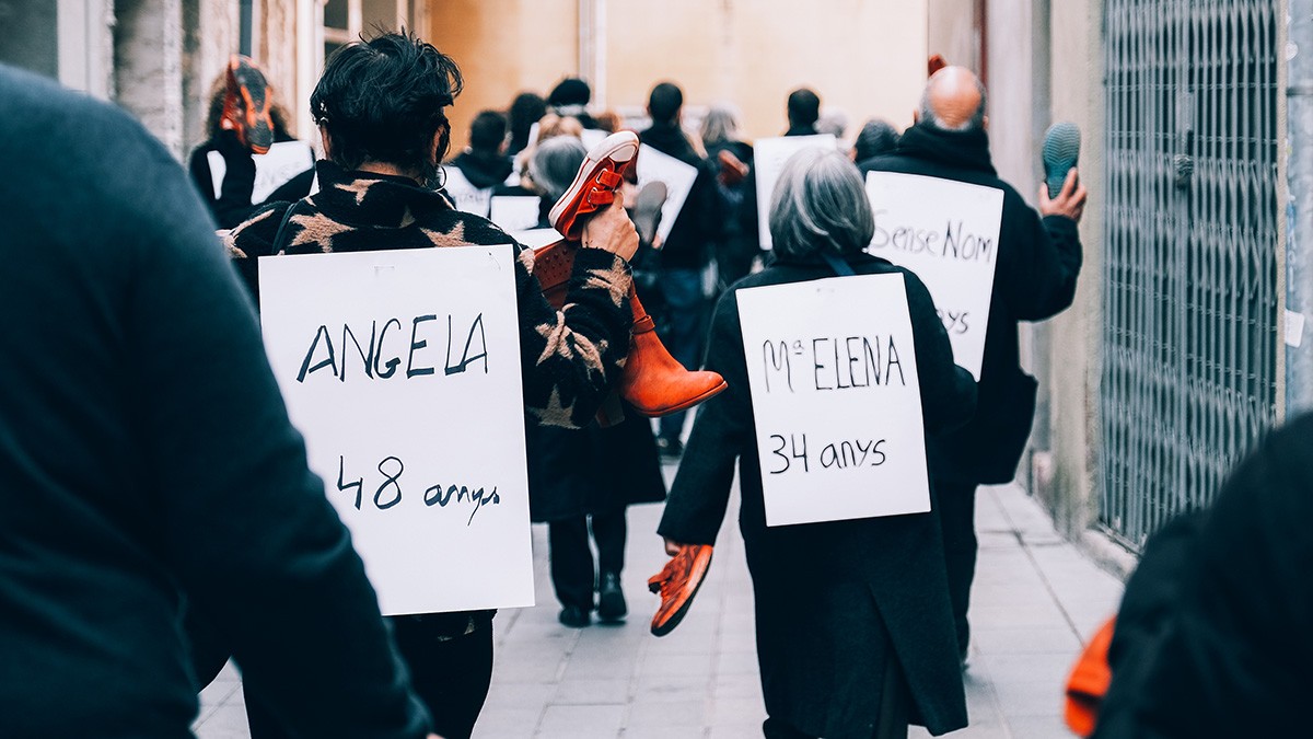 Acció simbòlica a Torelló de protesta per rebutjar l'augment de feminicidis.