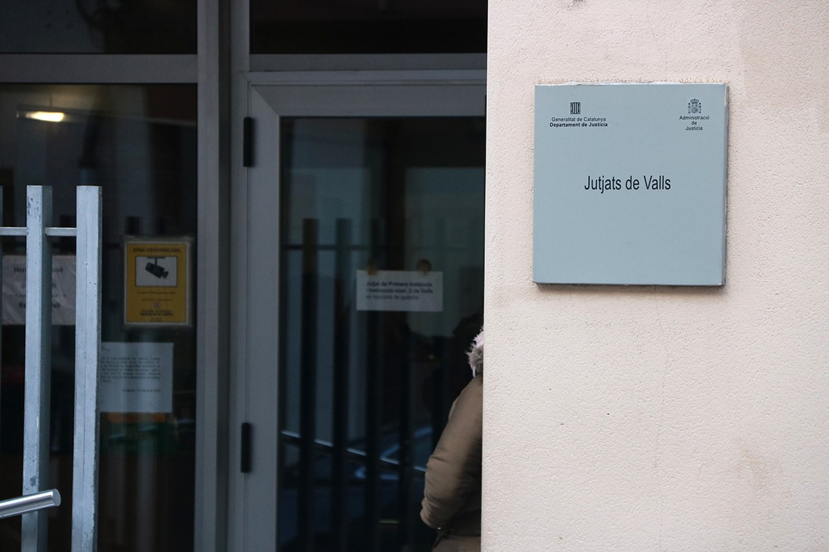 Entrada dels Jutjats de Valls on aquest matí ha declarat l'exprofessor de l'escola Baltasar Segú acusat de pressumptes abusos sexuals.